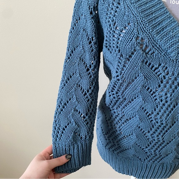 Club Monaco Dusty Blue knit crochet style 3/4 sleeve v-neck Sweater - Picture 3 of 7